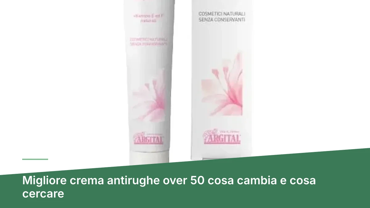 Donna over 50 che esamina una crema antirughe per pelle matura davanti allo specchio